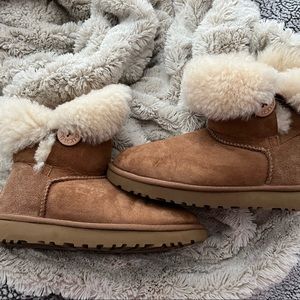 Ugg - Bailey Button II